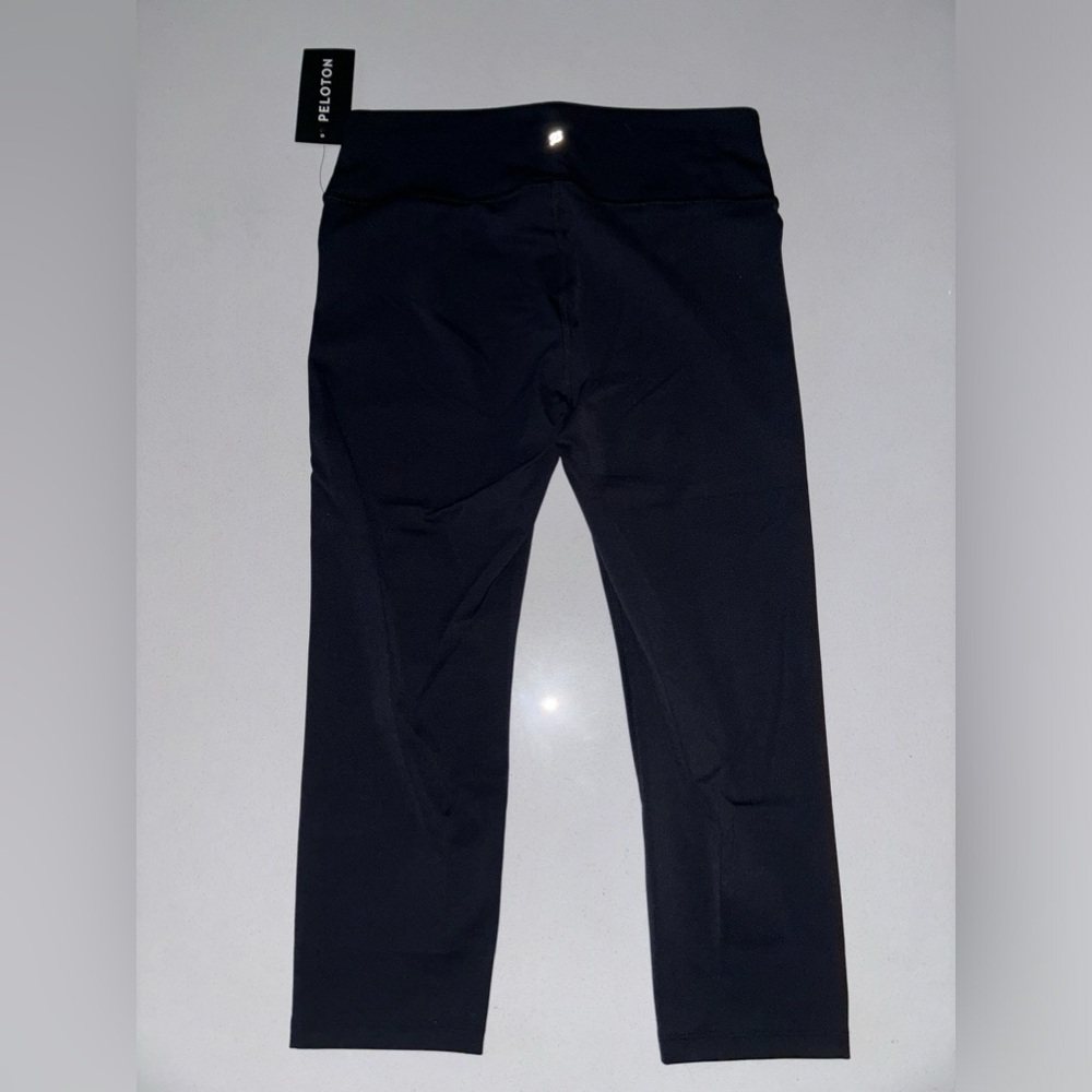 Peloton Woman’s Essential Capri - Picture 5 of 5